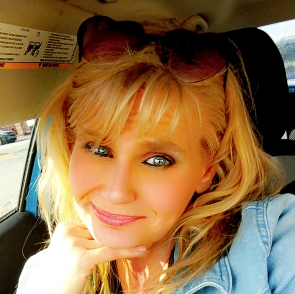 Meet your Posher, Amy - Picture 1 of 2